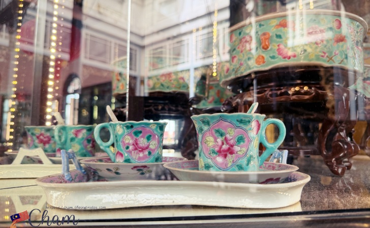 Pinang Peranakan Mansion(ペナンプラナカンマンション)で展示されているプラナカンのティーカップ
