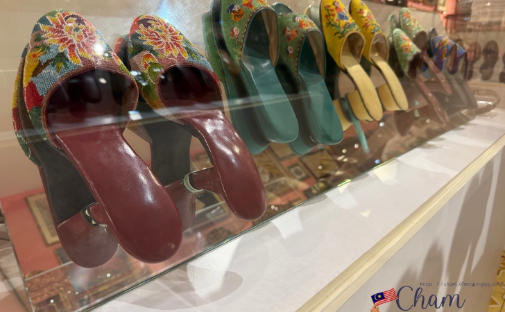 The Straits Chinese Jewellery Museumにあるプラナカン伝統のビーズ刺繍の靴