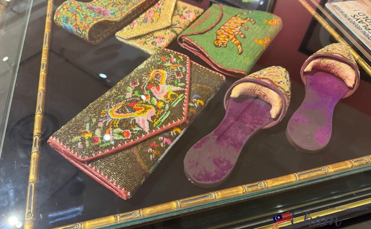 The Straits Chinese Jewellery Museumにあるプラナカン伝統のビーズ刺繍のバッグ