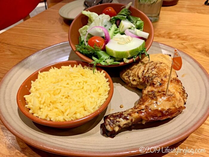 Nando'sのチキンレッグ部分のPERi-PERi Chicken（ペリペリチキン）とMediterranean Riceとサラダ