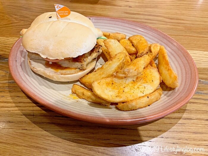 Nando'sのPERi-PERi Chicken Breast Burger（ペリペリチキンブレストバーガー）とWedges