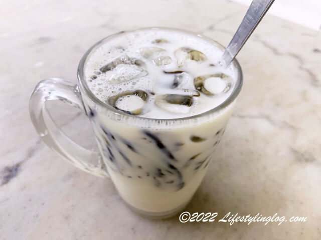 豆乳に涼粉を入れたSoya Cincau（ソヤチンチャウ）