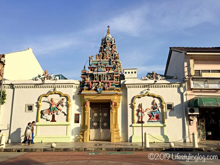 ペナンのSri Maha Mariamman Temple（スリマハマリアマン寺院）の裏エントランス