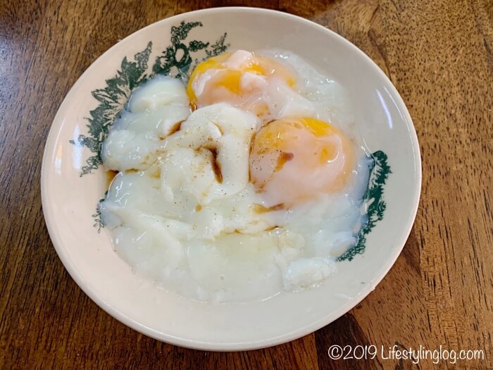 興發茶餐室（Heng Huat Coffee Shop）の半熟卵を割ったところ