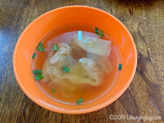 三層樓阿婆雲吞麵のワンタンスープ