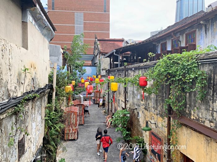 鬼仔巷（Kwai Chai Hong）にある階段の上から見渡す風景