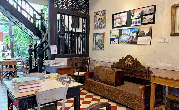 MALAQA HOUSE（マラッカハウス）の店内と二階に続く階段
