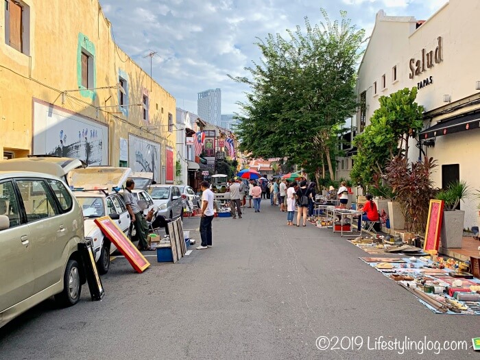 マラッカの日曜フリーマーケット（Sunday Morning Flea Market）で買い物をする人々