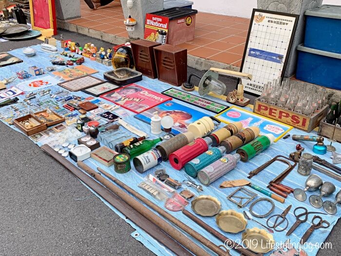 マラッカの日曜フリーマーケット（Sunday Morning Flea Market）で販売されているガラス瓶や小道具