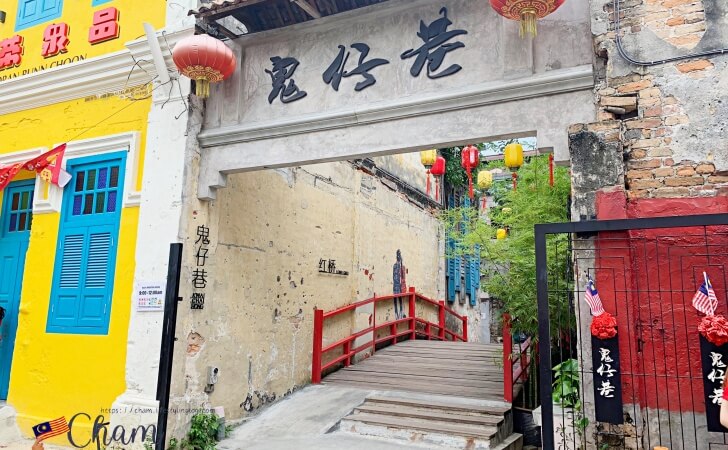 観光客で賑わう鬼仔巷（Kwai Chai Hong）の入口
