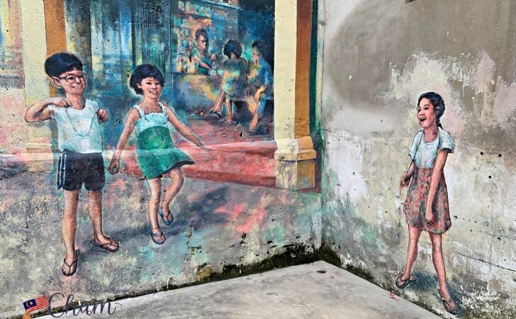 縄跳びで遊び子供たちを描いた鬼仔巷（Kwai Chai Hong）のストリートアート