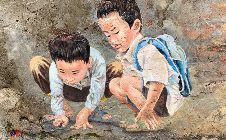 ビー玉で遊ぶ子供たちを描いた鬼仔巷（Kwai Chai Hong）のストリートアート