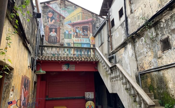 鬼仔巷（Kwai Chai Hong）にある大きなのストリートアート