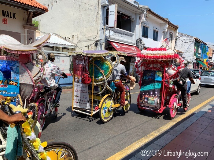 ジョンカーストリートを走るトライショー