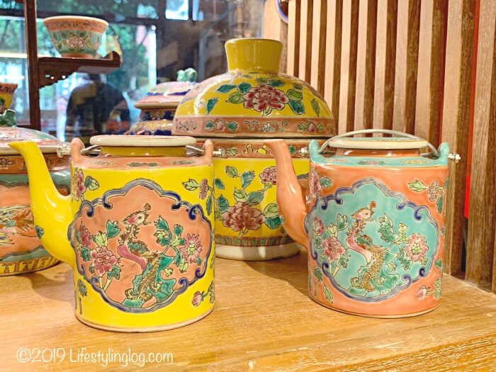 プラナカンヘリテージギャラリー（Peranakan Heritage Gallery）で販売されているイエローとピンクのポット