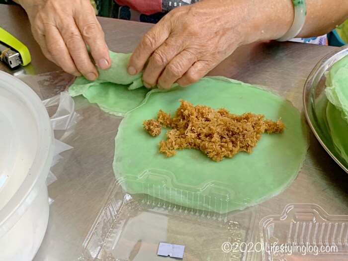 Baba Charlie（ババチャーリー）で店員さんがKuih Dadar（クエダダー）を作っているところ