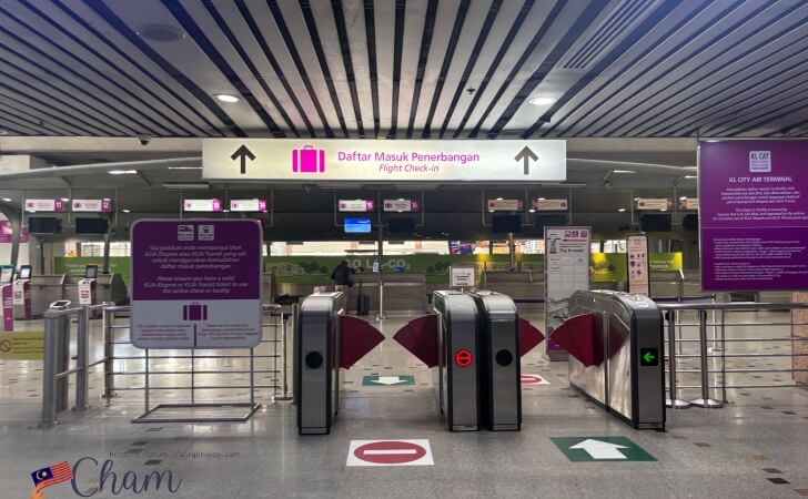 KLセントラル駅にあるチェックインカウンター前の改札