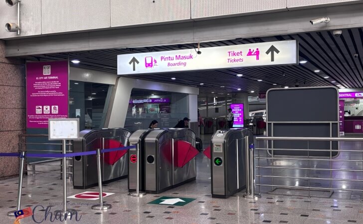 KLセントラル駅にあるチェックインカウンターエリアからKLIAエクスプレス乗り場に繋がる改札