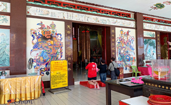 クアラルンプールの天后宮（Thean Hou Temple）の本殿前でお参りをしている人々