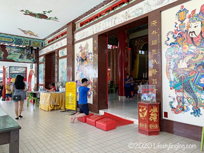 クアラルンプールの天后宮（Thean Hou Temple）の本殿前でお線香を持ってお参りしている男性