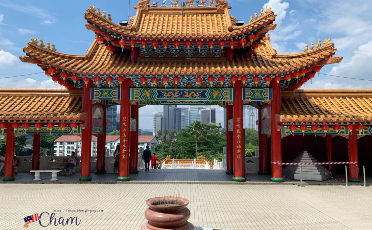 クアラルンプールの天后宮（Thean Hou Temple）の本殿前から見えるメインゲート