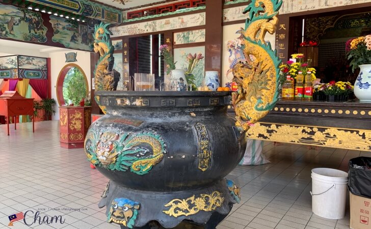 クアラルンプールの天后宮（Thean Hou Temple）の本殿前にある香炉