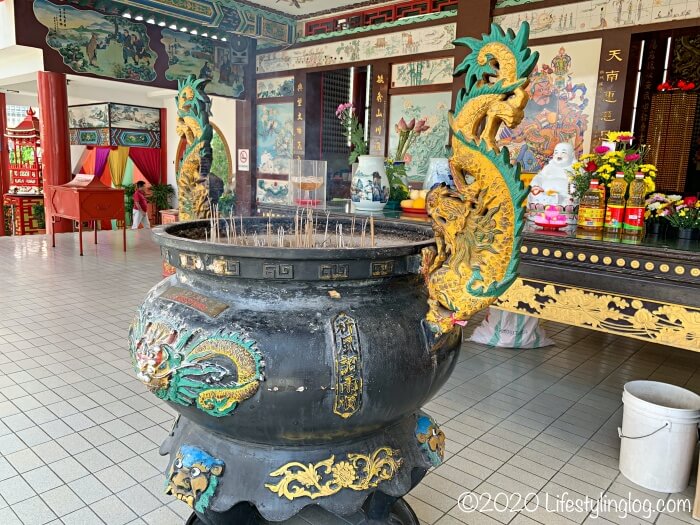 クアラルンプールの天后宮（Thean Hou Temple）の本殿前にある香炉