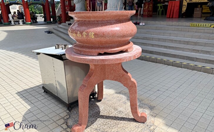 クアラルンプールの天后宮（Thean Hou Temple）のメインゲート近くにある香炉