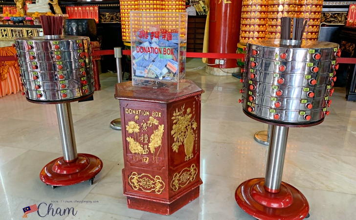 クアラルンプールの天后宮（Thean Hou Temple）の本殿内にあるおみくじ、求籤（Kau Chim）