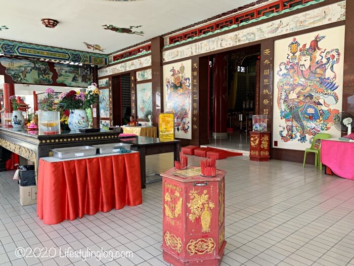 クアラルンプールの天后宮（Thean Hou Temple）の本殿前にあるお供え物を置く台とお線香