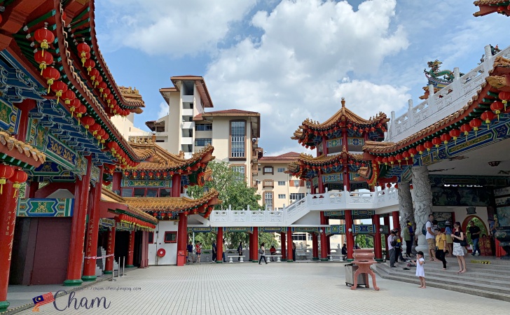 クアラルンプールの天后宮（Thean Hou Temple）のメインゲートの方向にお参りしている人々