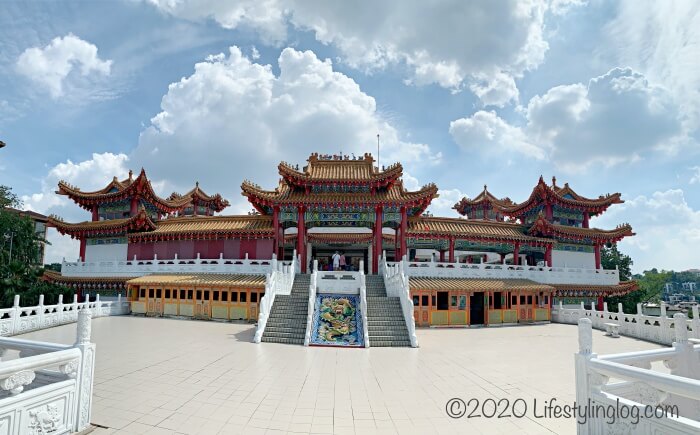 クアラルンプールの天后宮（Thean Hou Temple）のメインゲート正面からみた風景