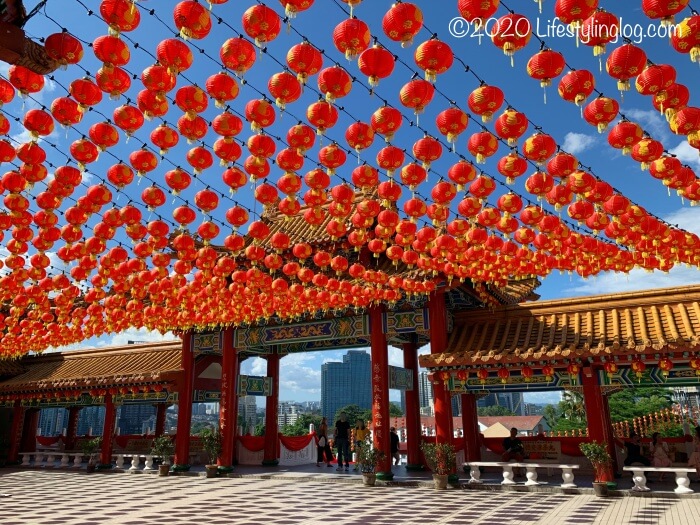 提灯が吊り下げられたクアラルンプールの天后宮（Thean Hou Temple）のメインゲートエリア