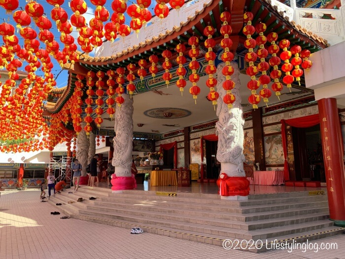 土足厳禁になっているクアラルンプールの天后宮（Thean Hou Temple）の本堂エリア