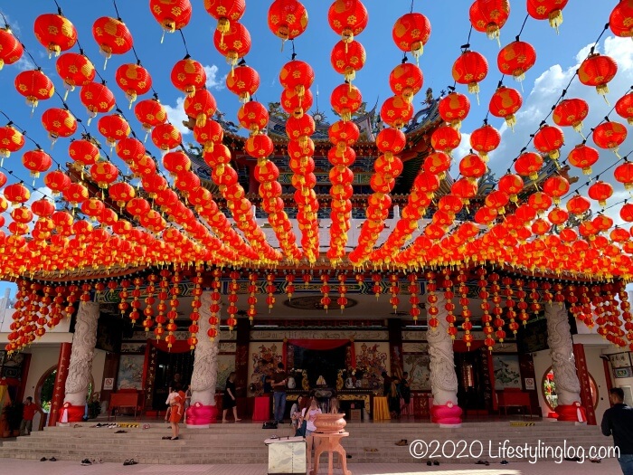 本堂前に吊り下げられたクアラルンプールの天后宮（Thean Hou Temple）