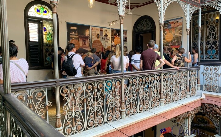 ブルーマンション(Cheong Fatt Tze Mansion)の見学ツアーに参加している人々