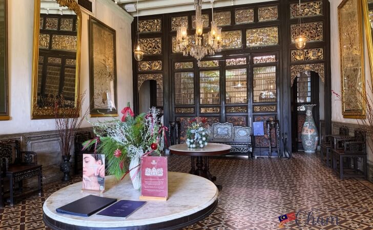 ブルーマンション(Cheong Fatt Tze Mansion)のメインエントランスに飾られた鏡や椅子