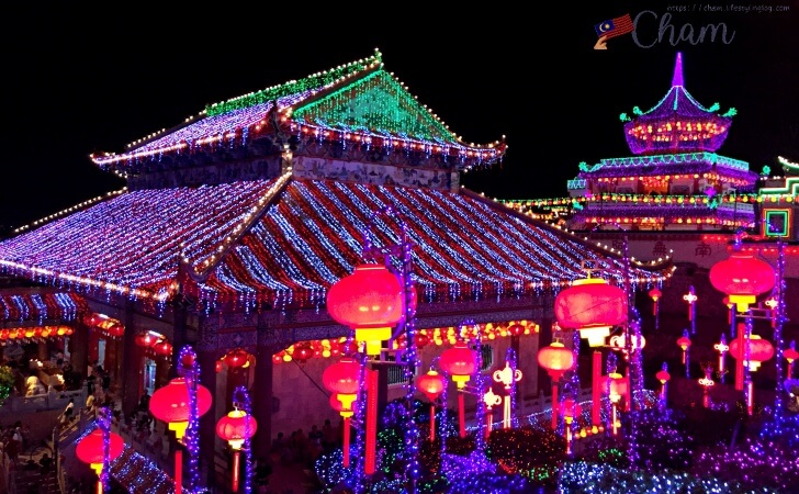 色鮮やかにライトアップされた極楽寺（Kek Lok Si Temple）