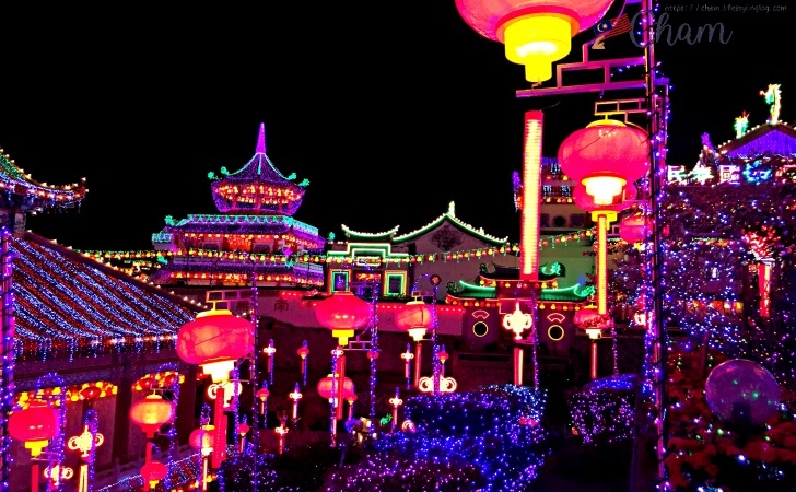 春節の時期にライトアップされたペナンの極楽寺（Kek Lok Si Temple）