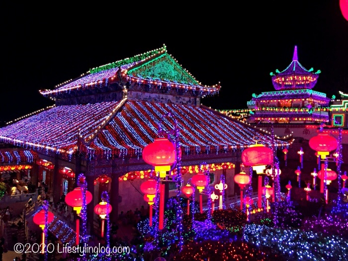 色鮮やかにライトアップされた極楽寺（Kek Lok Si Temple）