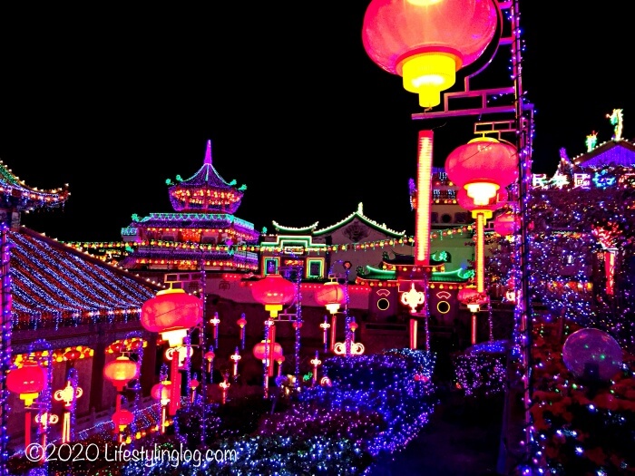 春節の時期にライトアップされたペナンの極楽寺（Kek Lok Si Temple）