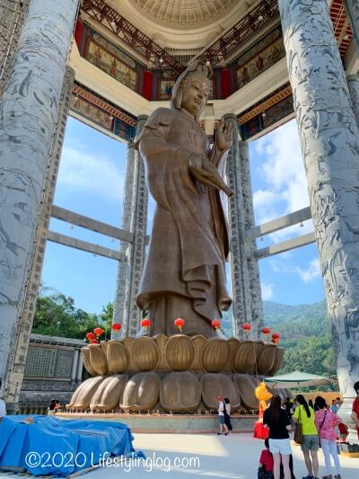 30メートル以上ある極楽寺（Kek Lok Si Temple）の観音像