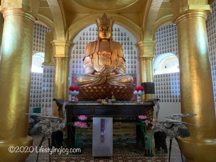 極楽寺（Kek Lok Si Temple）のパゴダ内にある仏陀像