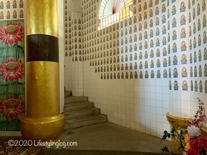 極楽寺（Kek Lok Si Temple）のパゴダ内にある階段