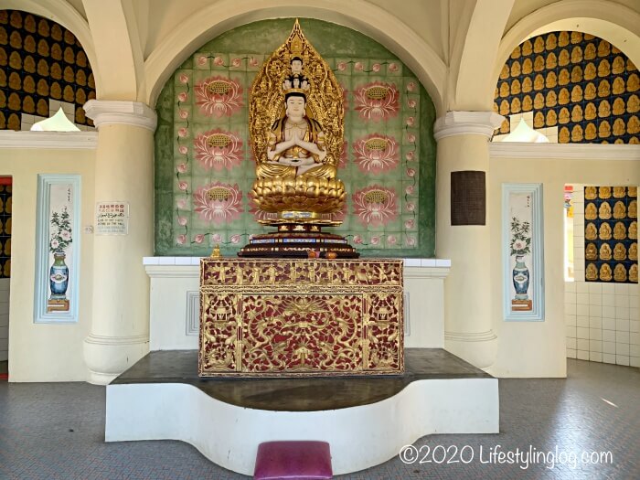 極楽寺（Kek Lok Si Temple）のパゴダ内の上階にある仏陀像