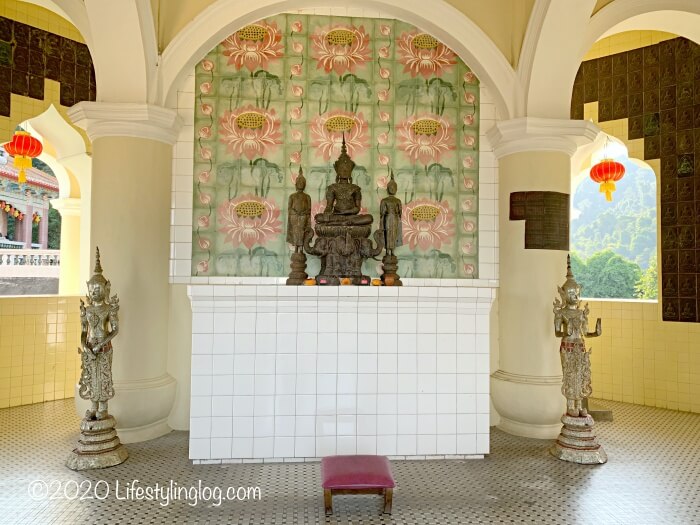 極楽寺（Kek Lok Si Temple）の上階にある仏陀像と外の風景