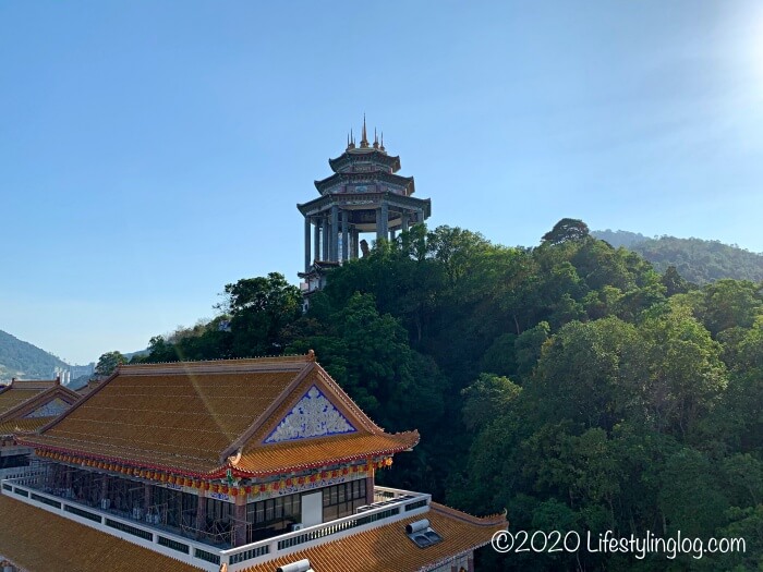 極楽寺（Kek Lok Si Temple）のパゴダから見える巨大観音像