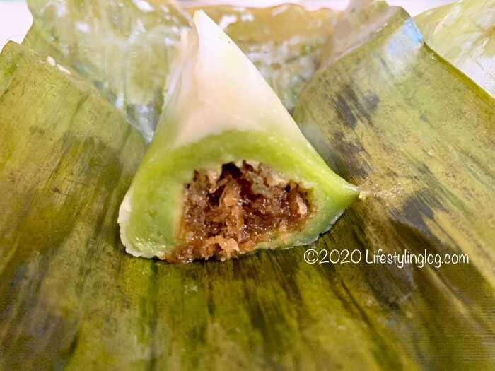 半分にカットしたMoh Teng Pheow Nyonya Koay（莫定標娘惹粿廠）のKuih Koci Santan