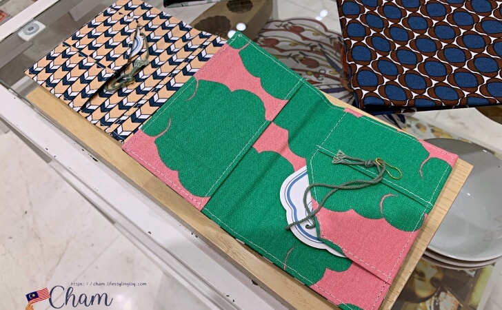 Nala Designs（ナラ デザインズ）のパスポートカバーの中のデザイン