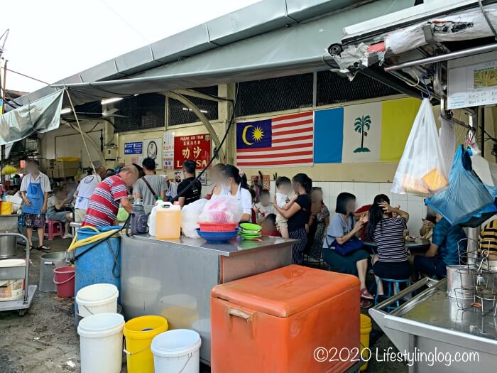 Penang Air Itam Laksaで食事をする人々